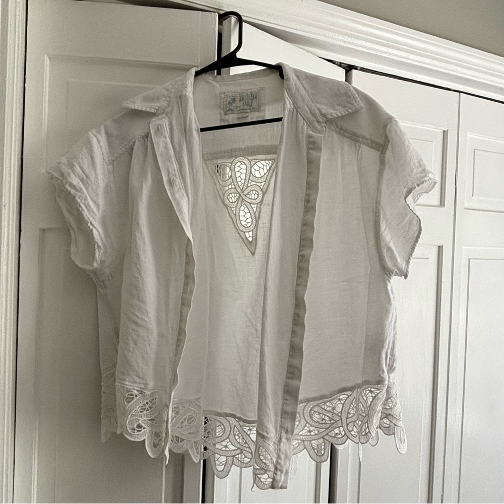 American Eagle White Lightweight Button-Up